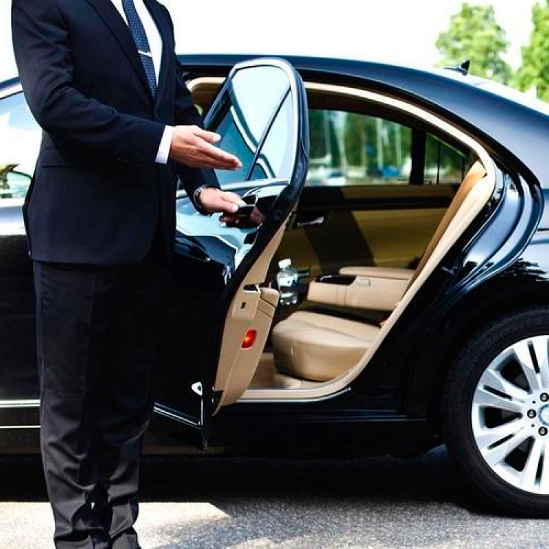 Motoristas usam carros particulares para transportar passageiros
